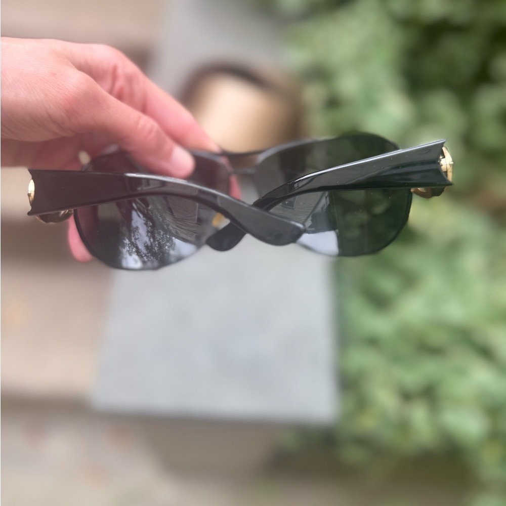 Gorgeous Gucci gold and black sunglasses EUC with case - Picture 7 of 7